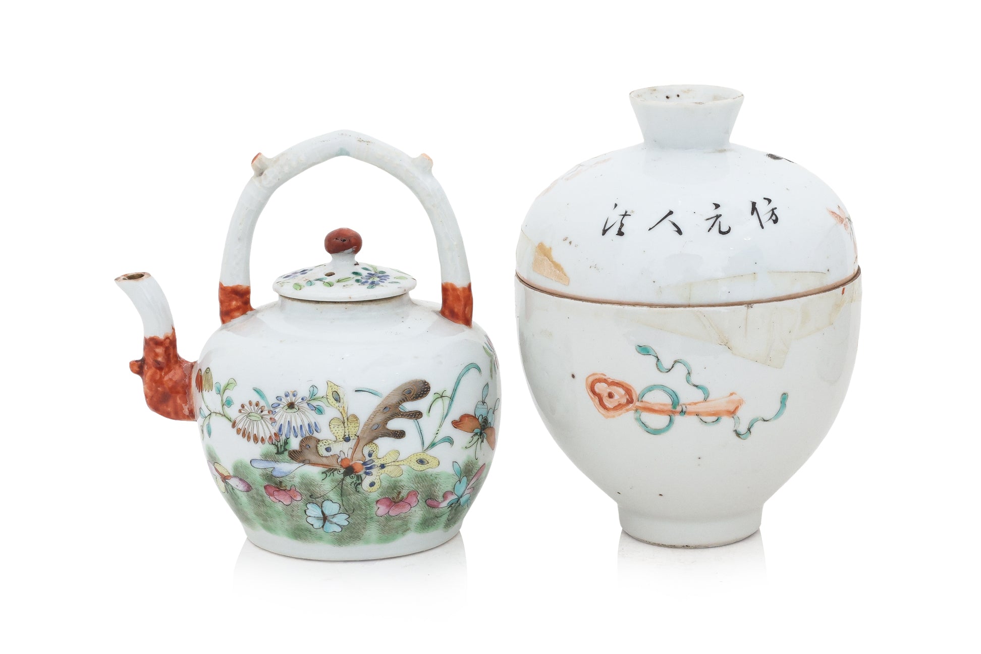 A GROUP OF FOUR FAMILLE ROSE PORCELAIN ITEMS
