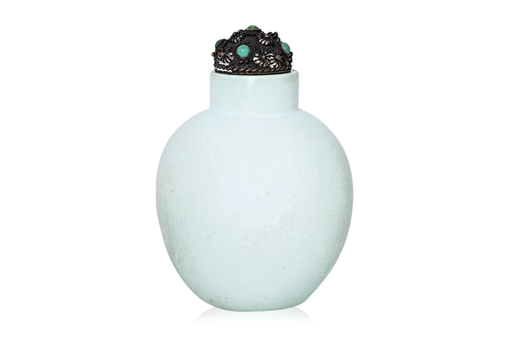 A GROUP OF THREE ASSORTED SNUFF BOTTLES