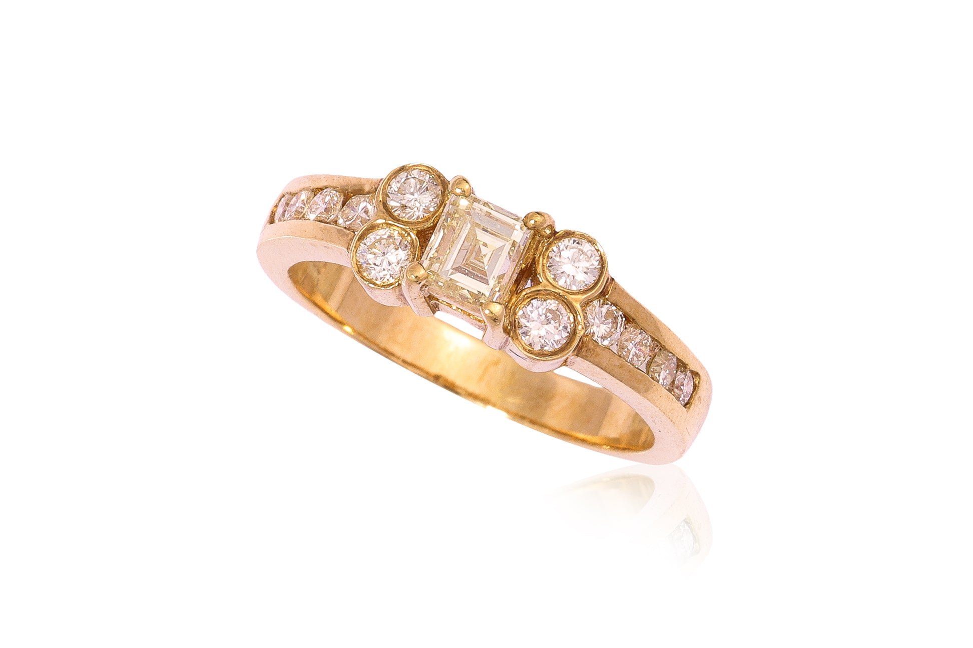 A HIGH KARAT GOLD DIAMOND RING