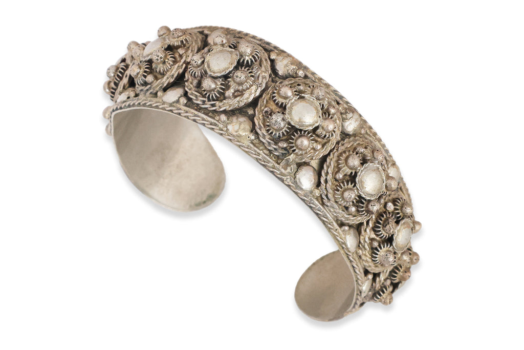 GROUP OF SEVEN JEWELLERY AND RELATED ITEMS