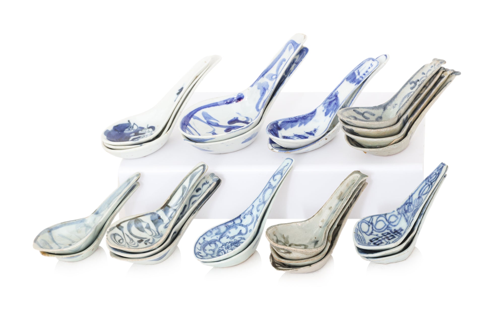 A GROUP OF 24 BLUE AND WHITE PORCELAIN SPOONS
