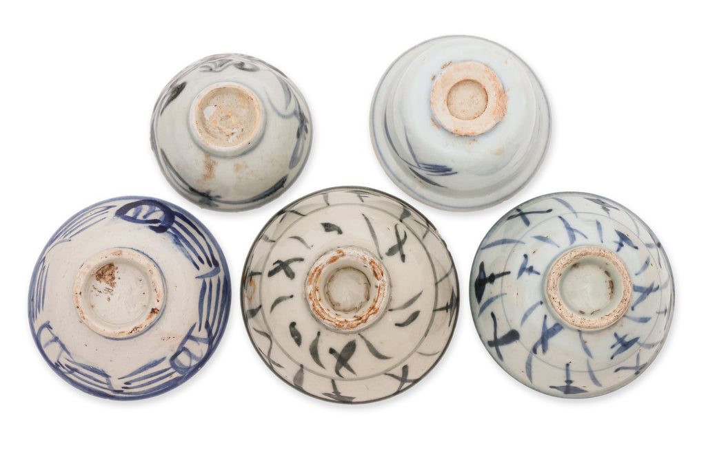 A GROUP OF 11 BLUE AND WHITE PORCELAIN TEA BOWLS