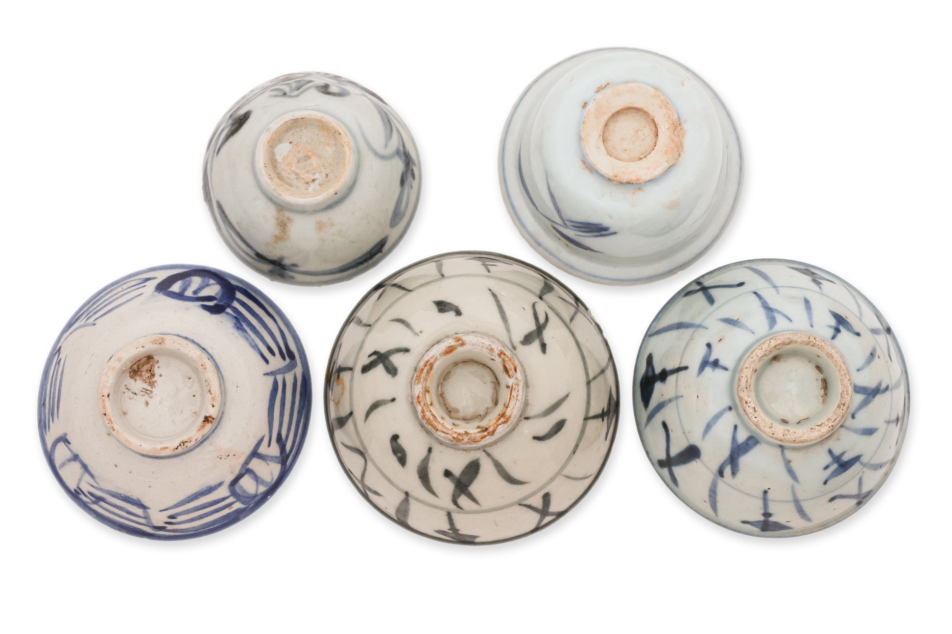 A GROUP OF 11 BLUE AND WHITE PORCELAIN TEA BOWLS