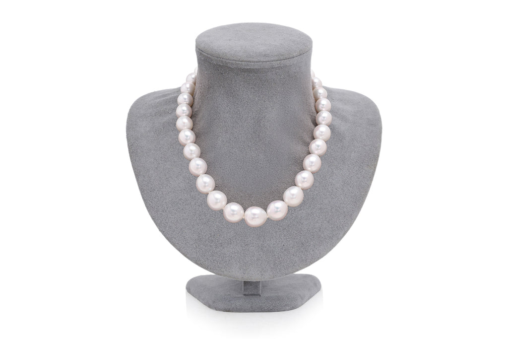 A GRADUATED SOUTH SEA CULTURED PEARL NECKLACE