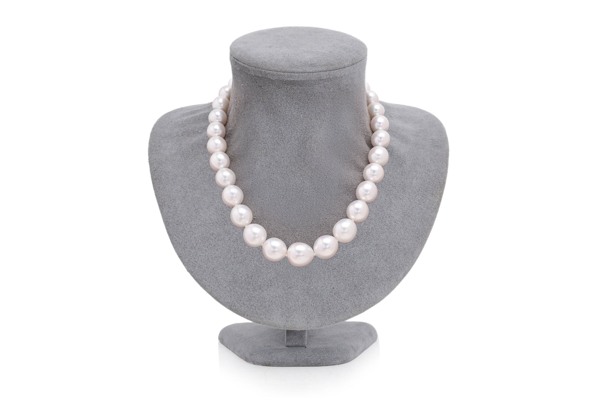 A GRADUATED SOUTH SEA CULTURED PEARL NECKLACE