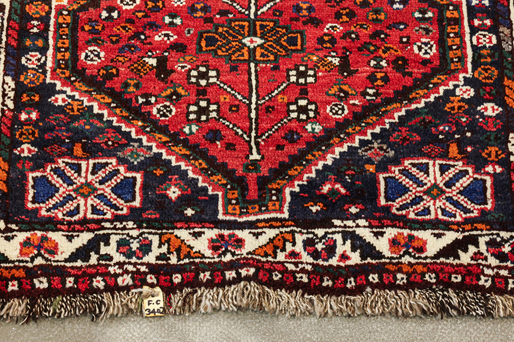 A SHIRAZ WOOL RUG (150 x 119cm)