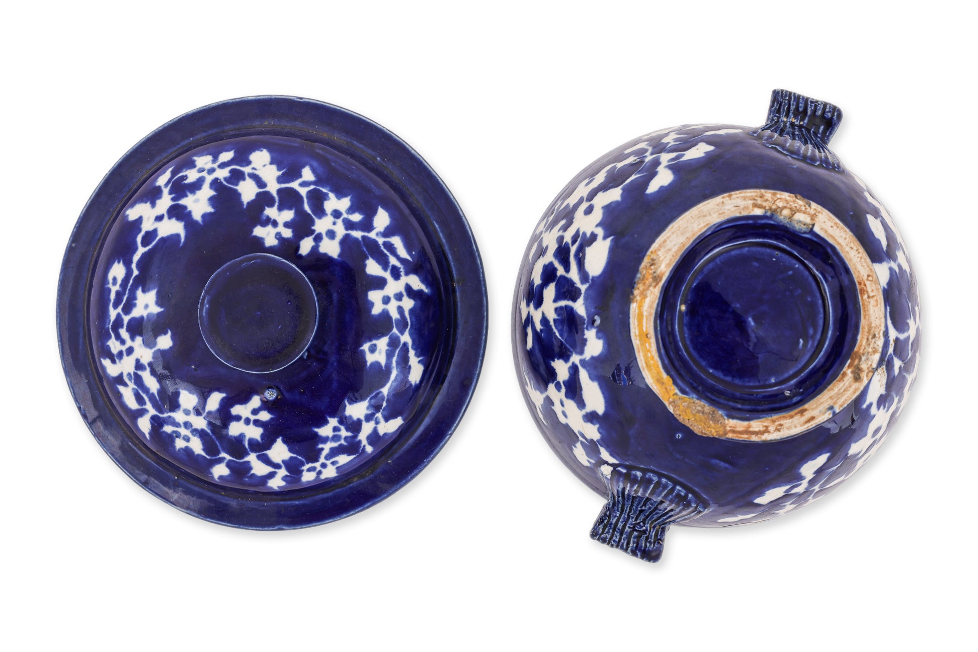 A BLUE AND WHITE BOWL AND COVER