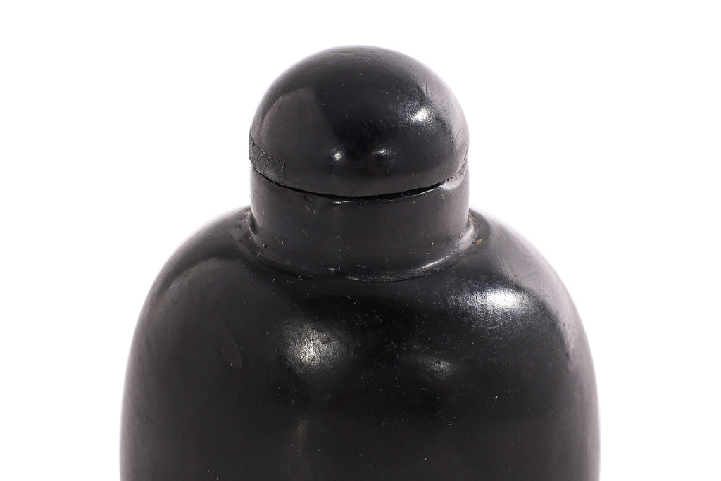 A JET SNUFF BOTTLE