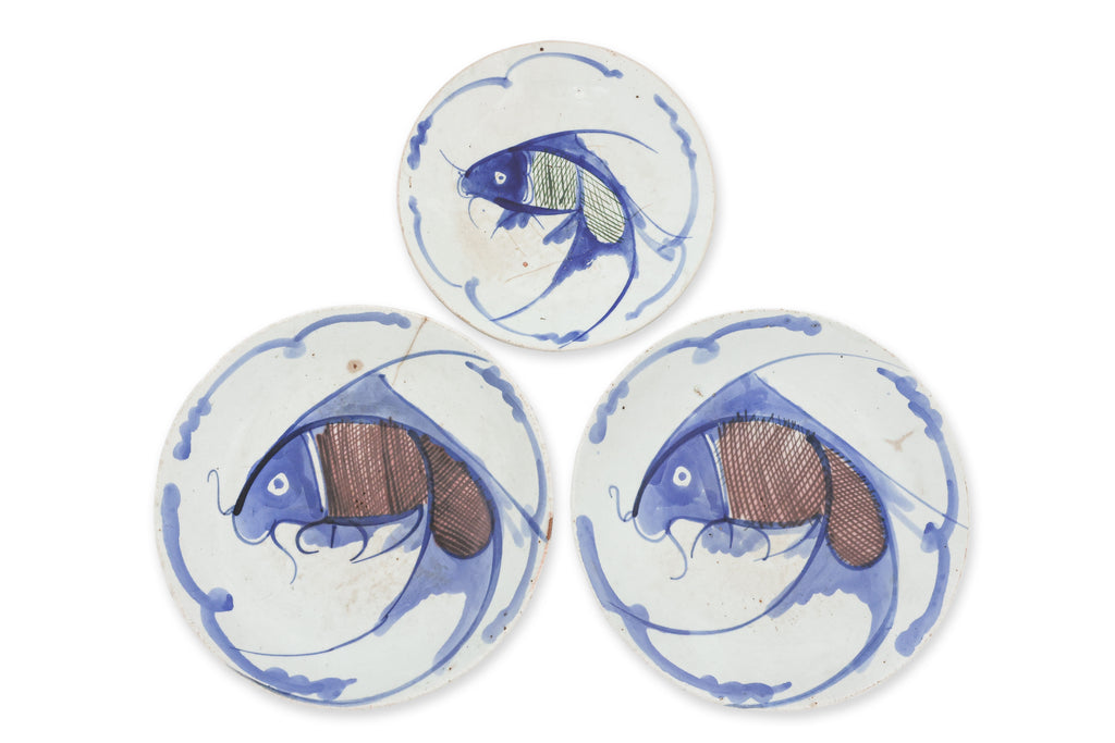 A GROUP OF FIVE BLUE AND WHITE PORCELAIN DISHES