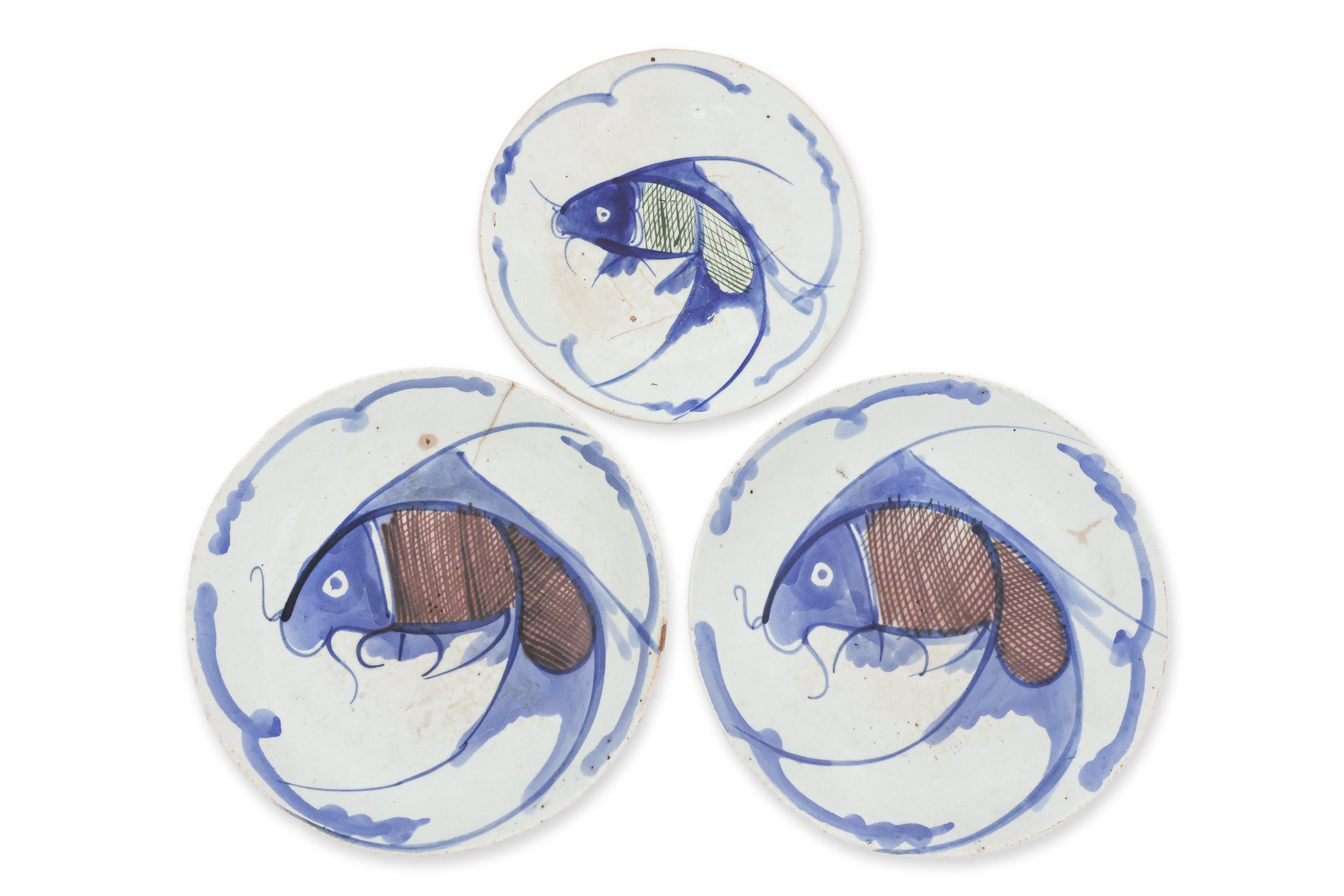 A GROUP OF FIVE BLUE AND WHITE PORCELAIN DISHES