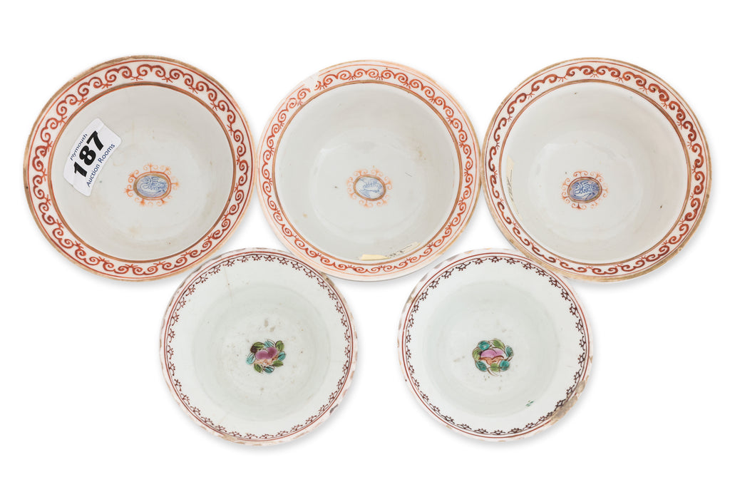 A GROUP OF FIVE FAMILLE ROSE 'MAGPIE' TEA BOWLS