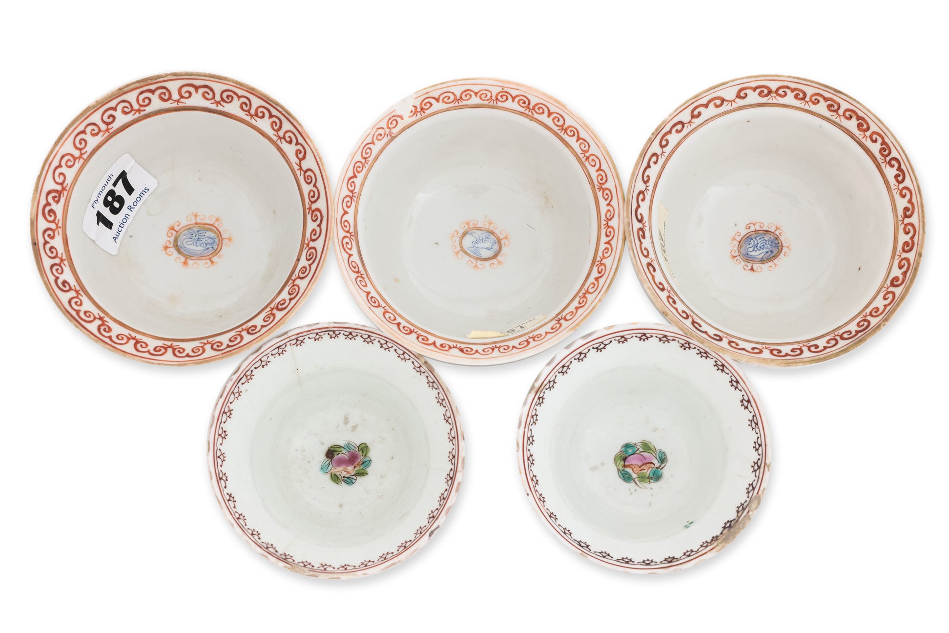 A GROUP OF FIVE FAMILLE ROSE 'MAGPIE' TEA BOWLS