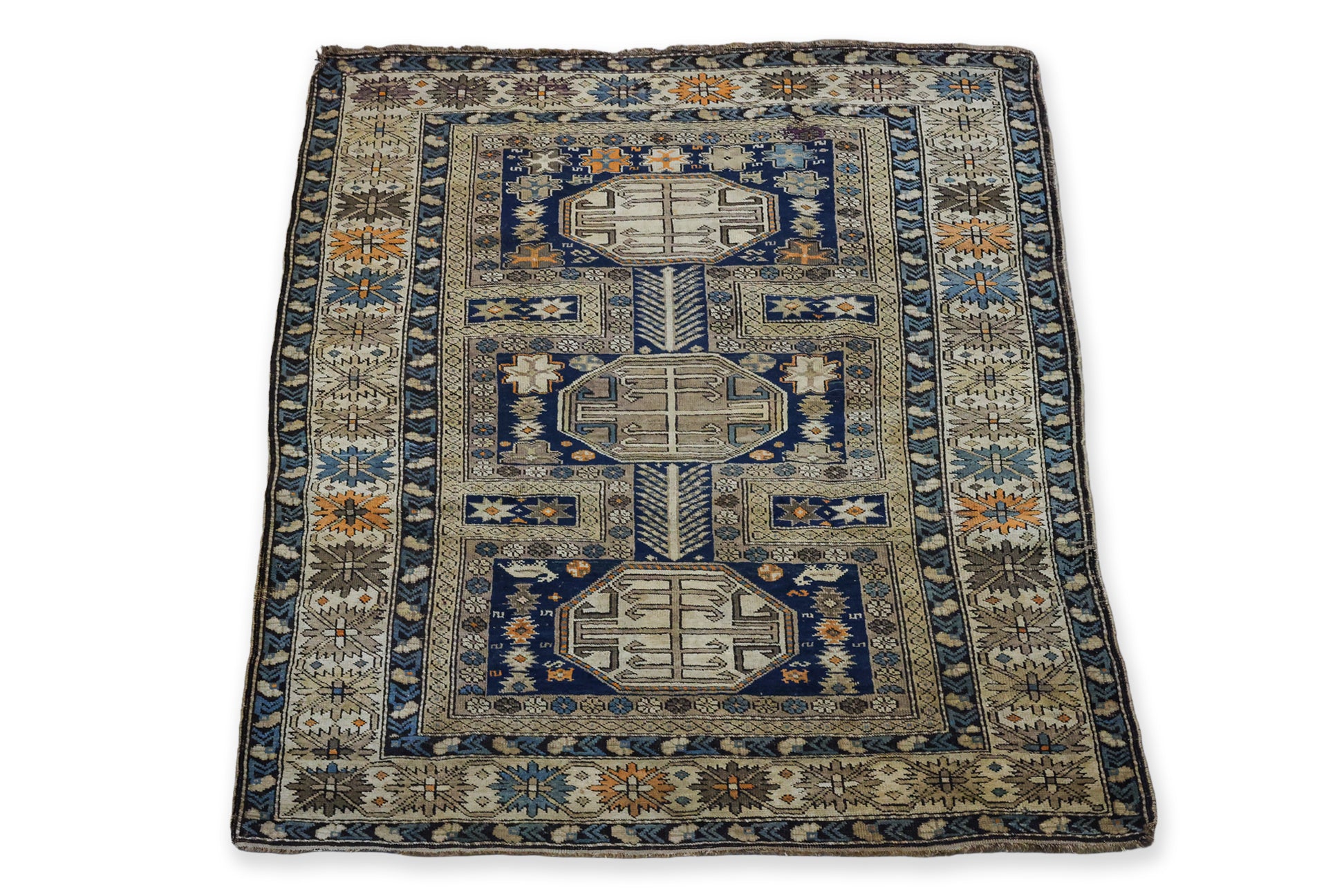 AN ANTIQUE CAUCASIAN WOOL RUG (165 X 125CM)