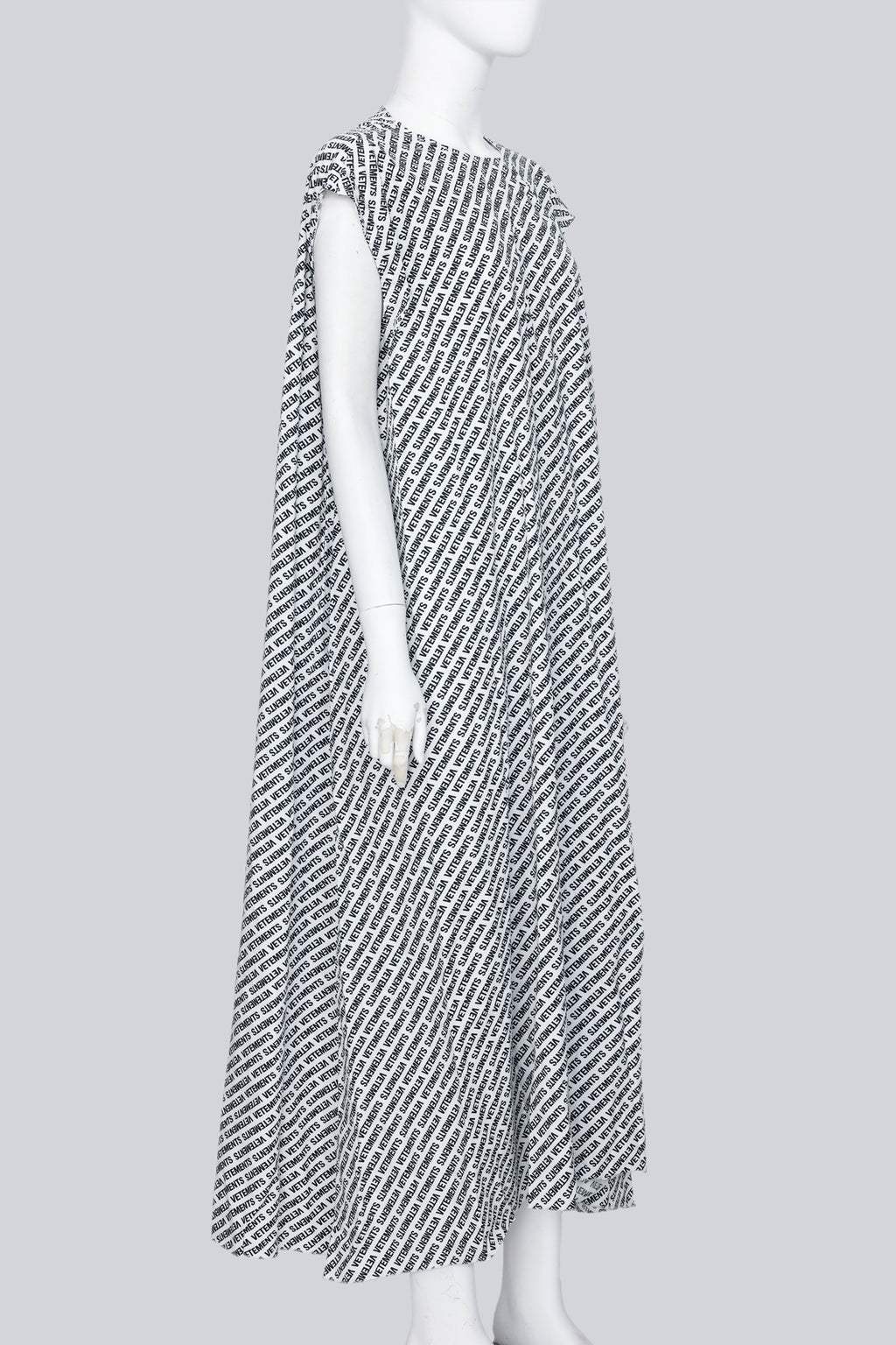 VETEMENTS POUR FEMMES - A SUMMER 2018 SLEEVELESS LOGO PRINT DRESS