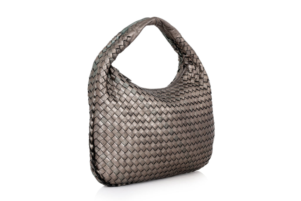 BOTTEGA VENETA – A TWO-TONE METALLIC INTRECCIATO LEATHER HOBO BAG