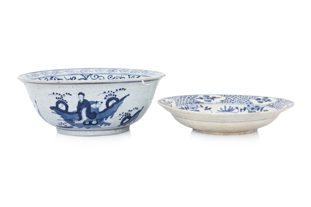 A LARGE BLUE AND WHITE PORCELAIN BOWL AND A SWATOW DISH