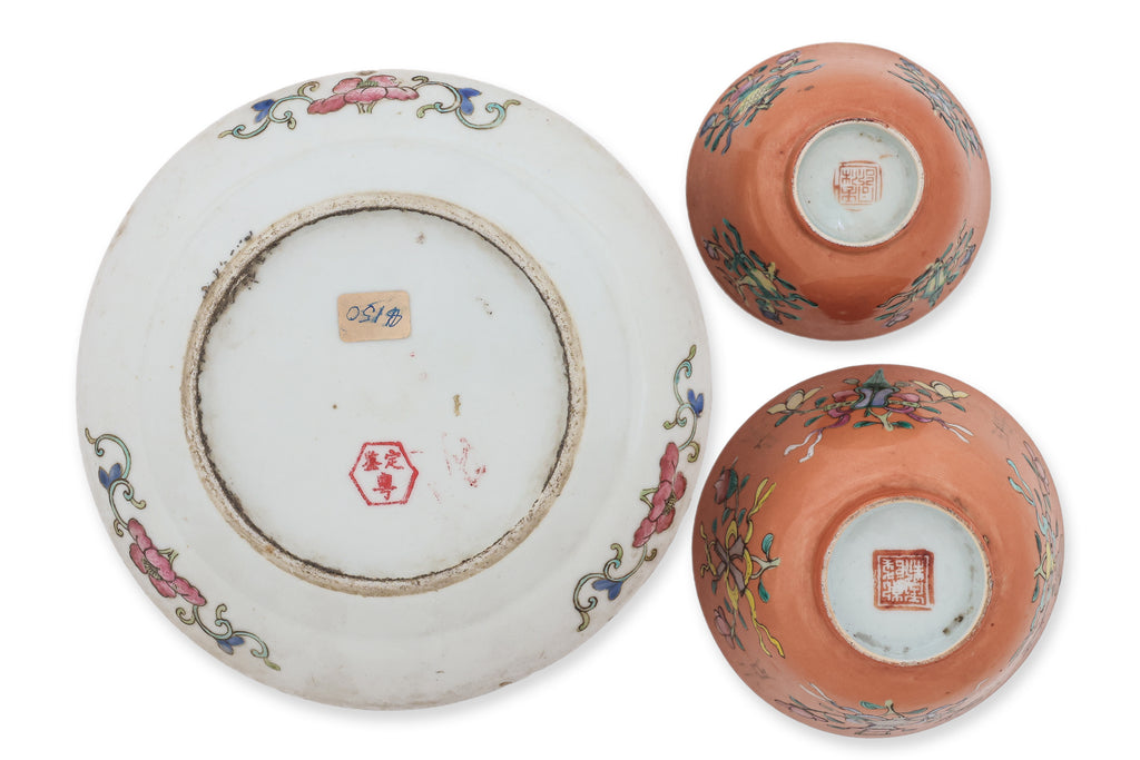 A GROUP OF FOUR FAMILLE ROSE CORAL GROUND PORCELAIN WARES