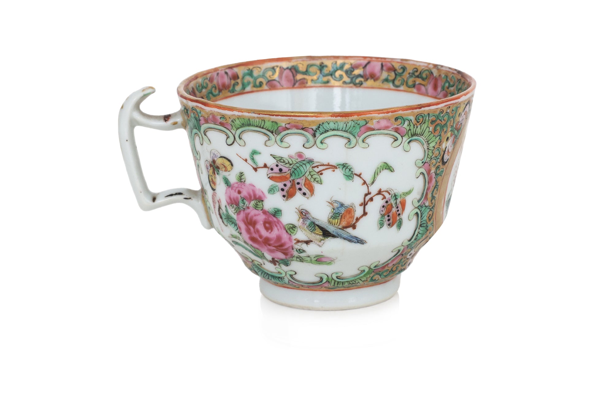 A GROUP OF THREE CANTON ROSE MEDALLION PORCELAIN OBJECTS