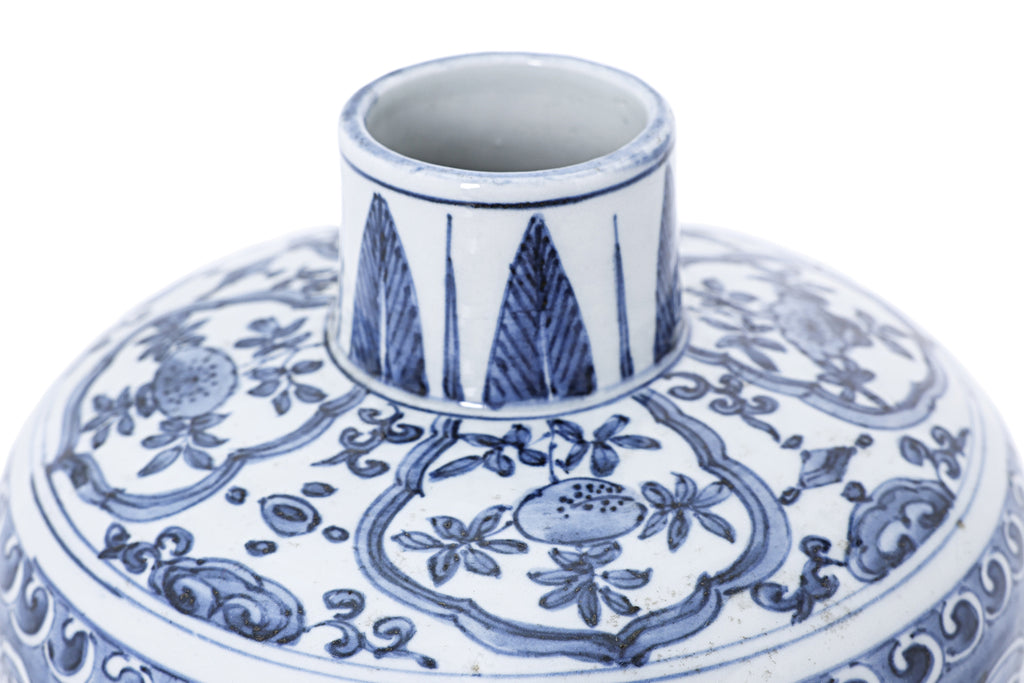 A BLUE AND WHITE PORCELAIN JAR