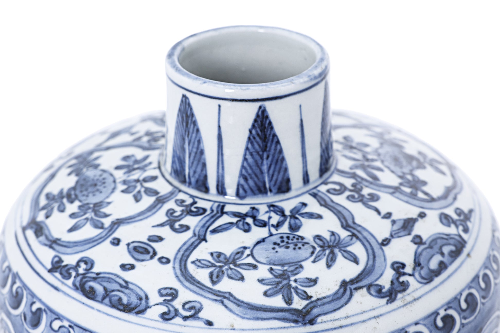 A BLUE AND WHITE PORCELAIN JAR