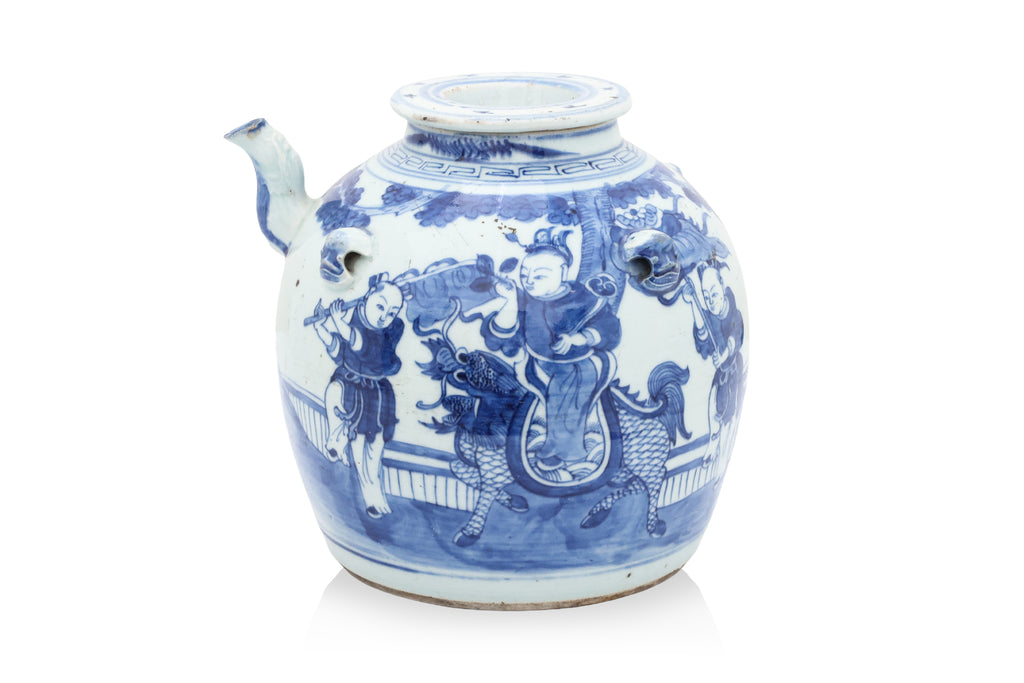 A BLUE AND WHITE PORCELAIN TEAPOT AND COVER