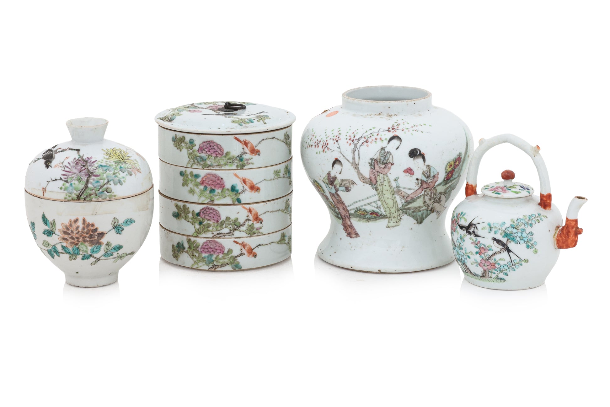 A GROUP OF FOUR FAMILLE ROSE PORCELAIN ITEMS
