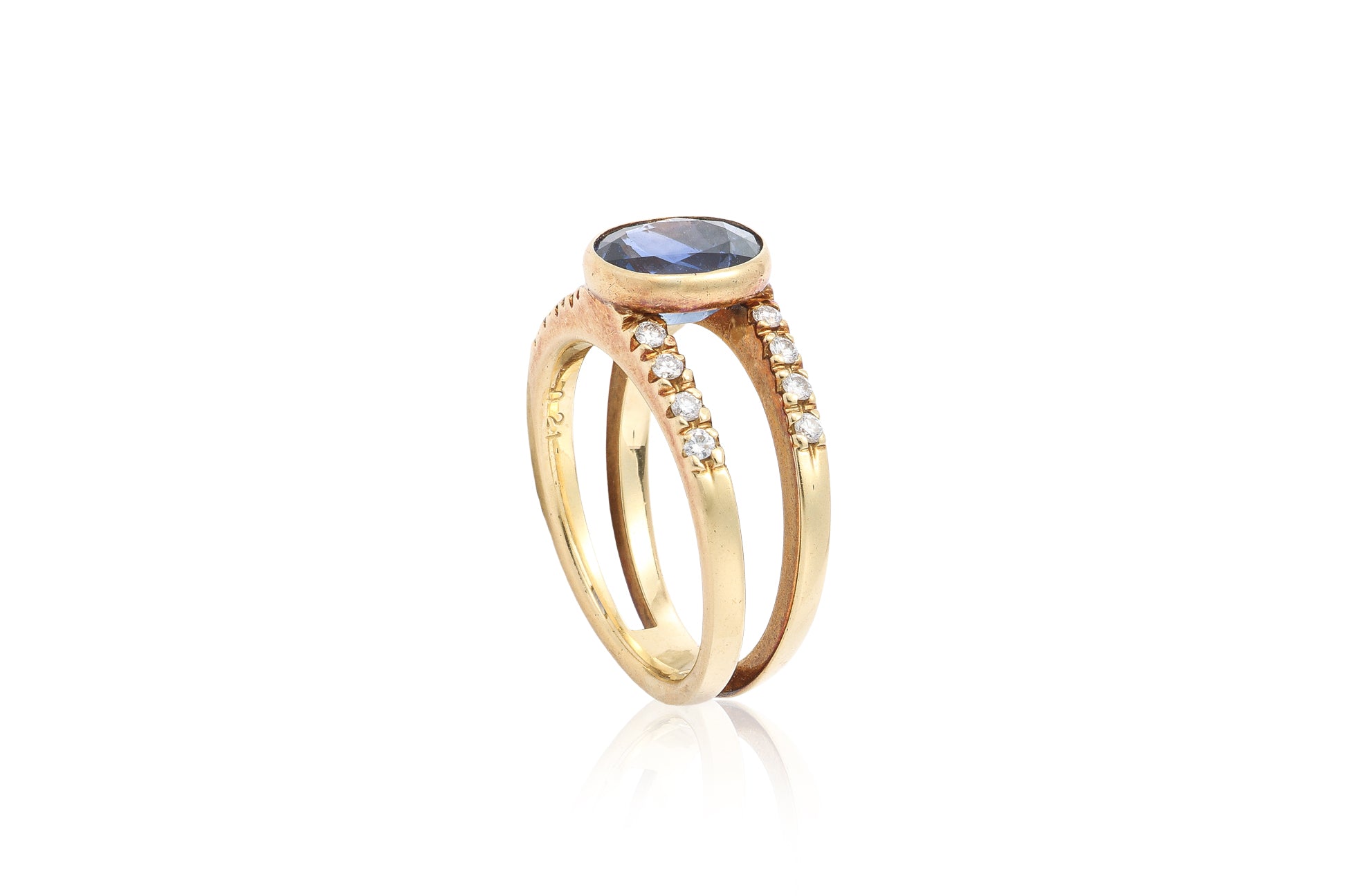 A SAPPHIRE AND DIAMOND RING