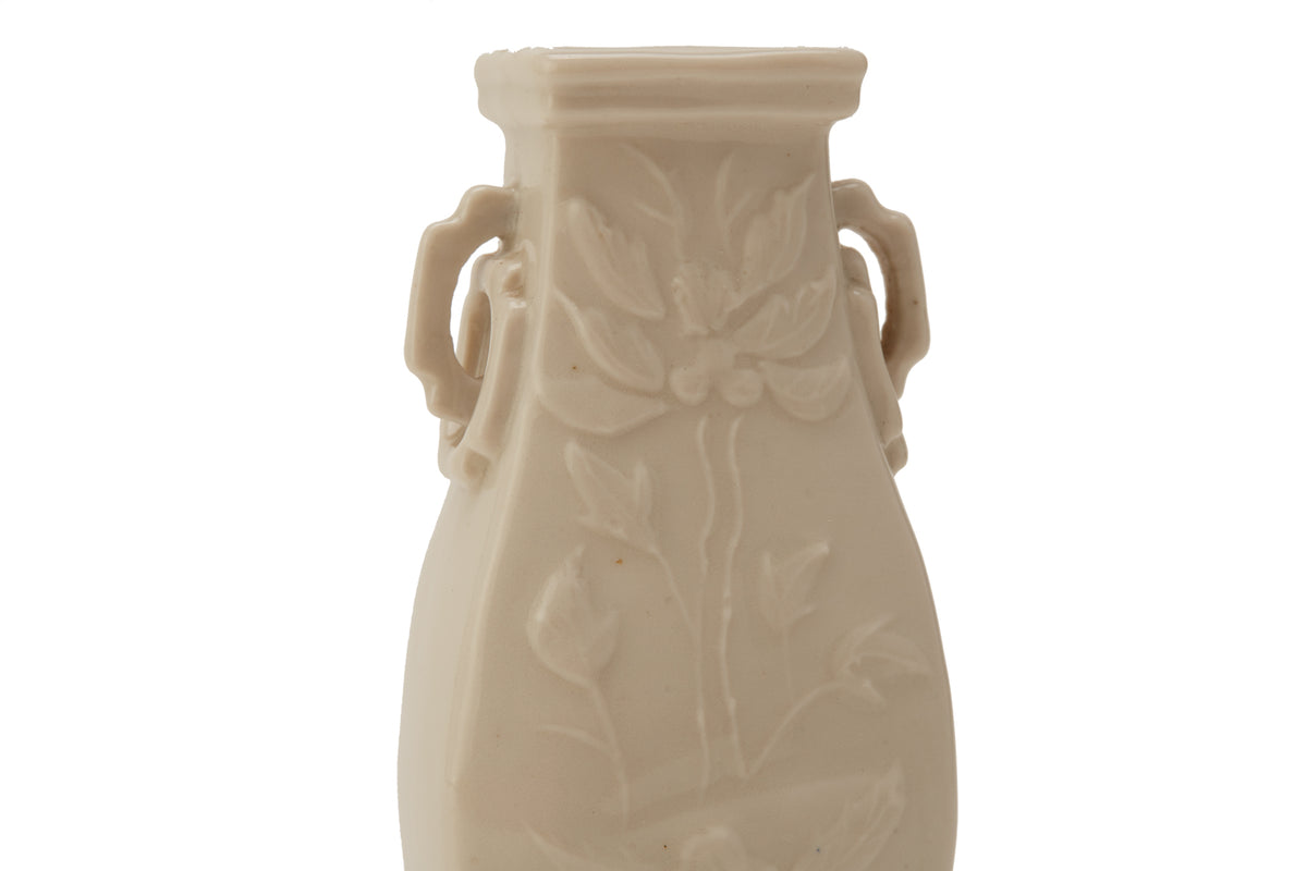 A SMALL BLANC DE CHINE PORCELAIN VASE