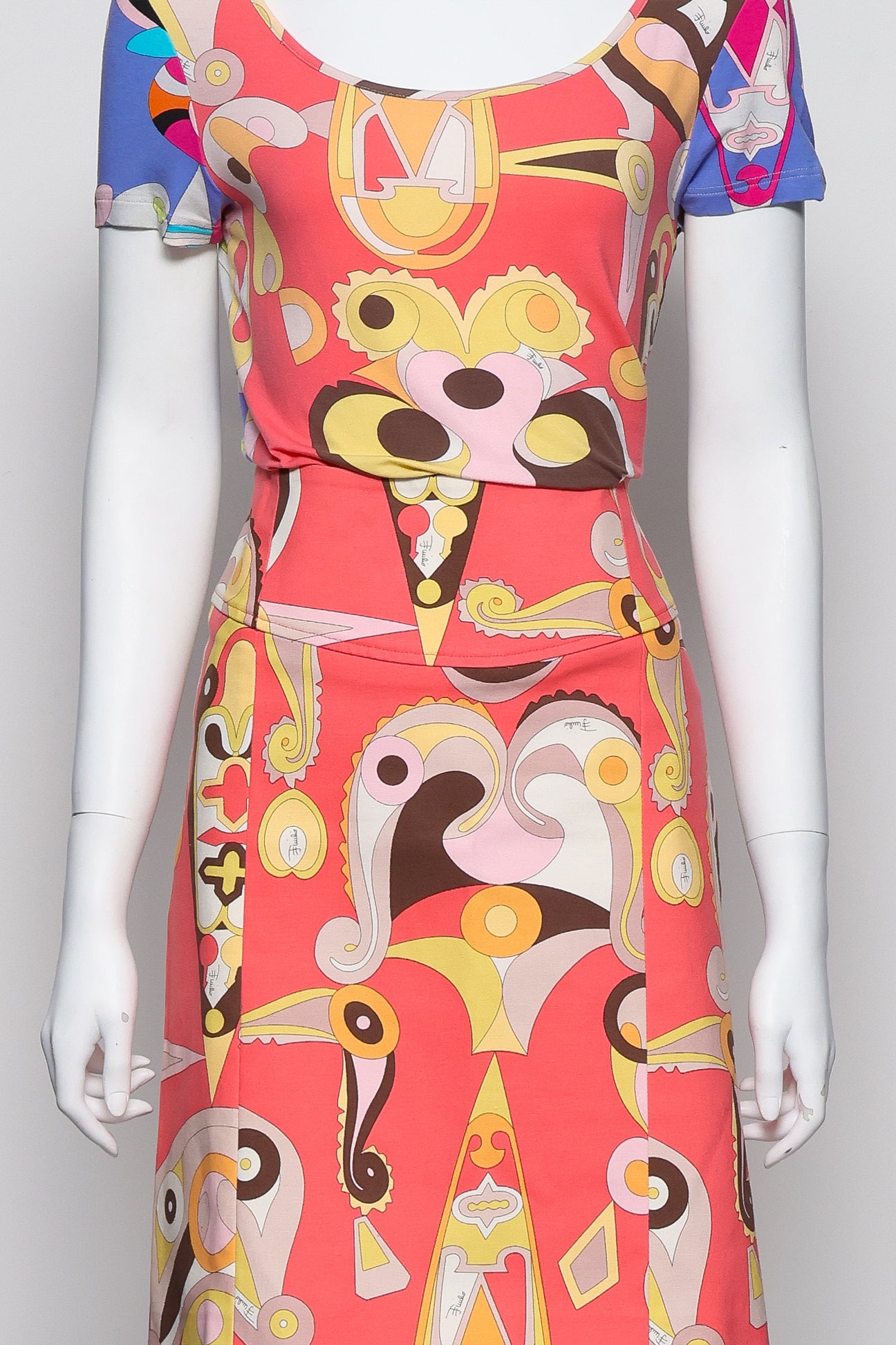 EMILIO PUCCI - A SCOOP NECK PATTERNED T-SHIRT AND SKIRT SET