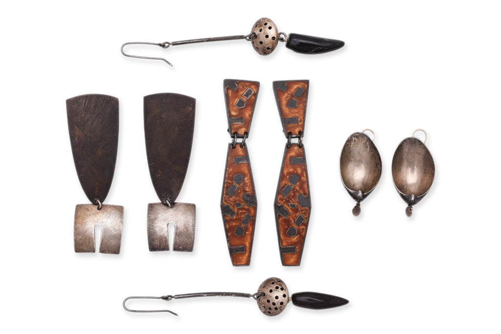 AN ASSORTMENT OF MOSTLY SILVER COSTUME JEWELLERY