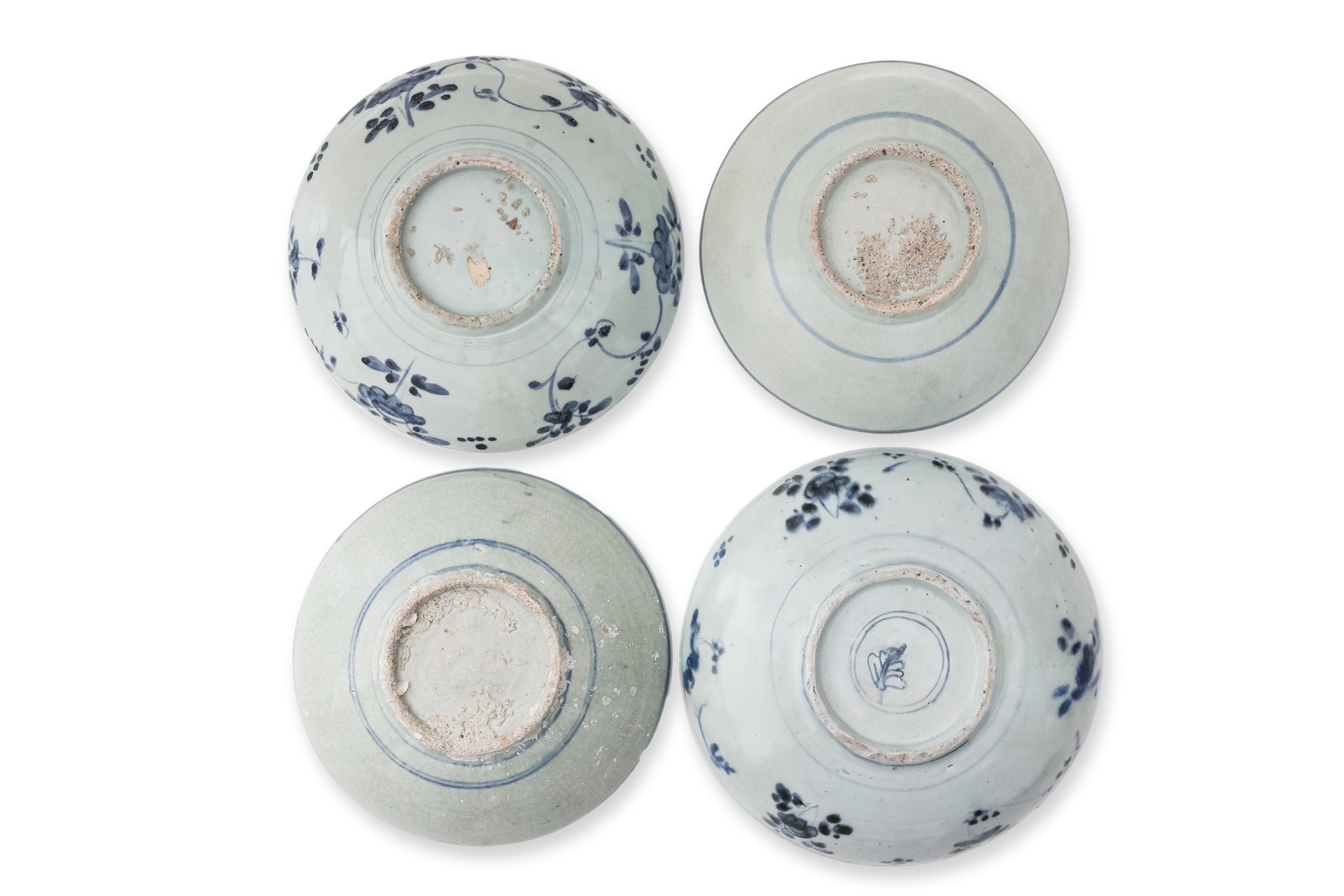 A GROUP OF FOUR BLUE AND WHITE DISHES