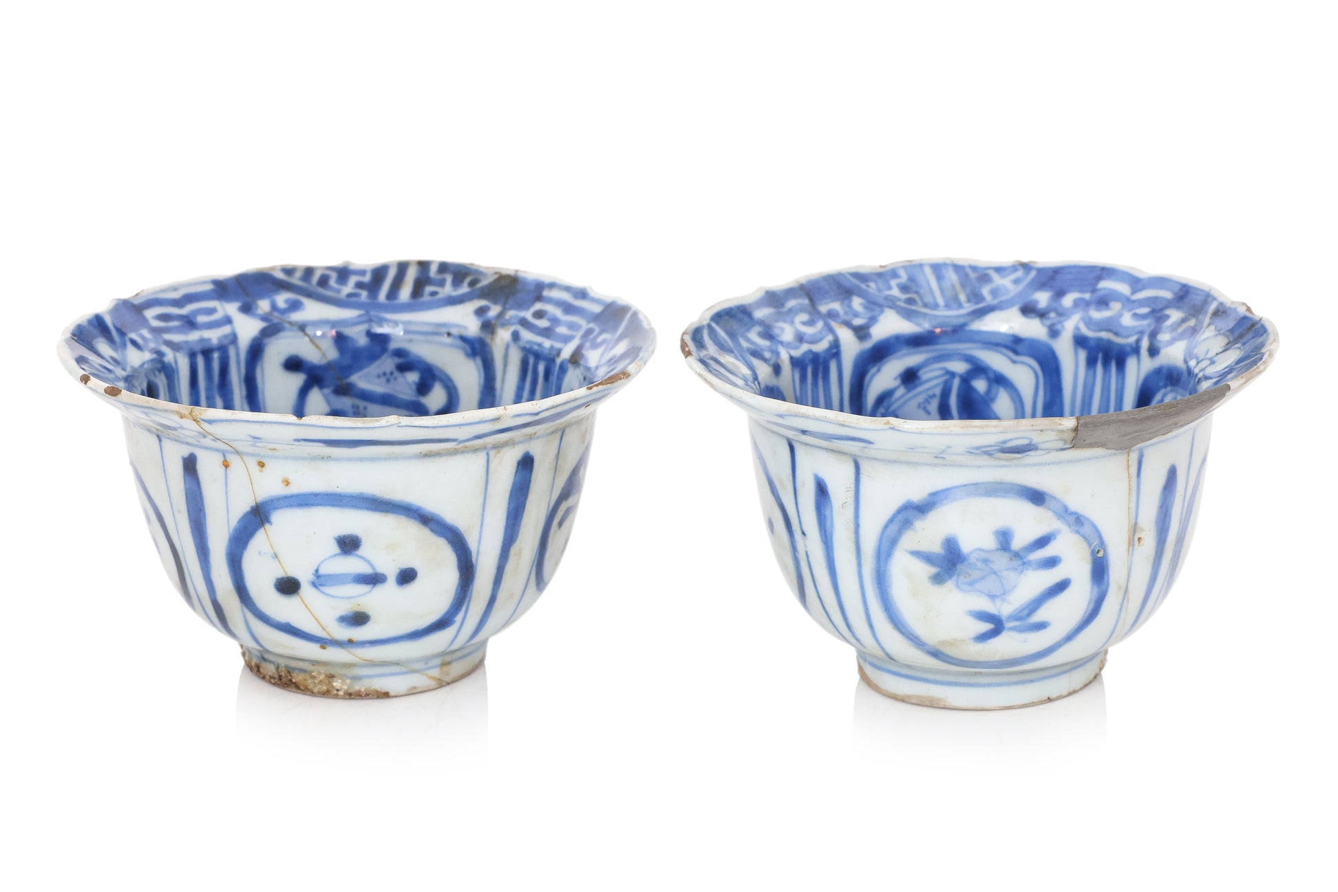 A GROUP OF FOUR BLUE AND WHITE PORCELAIN WARES