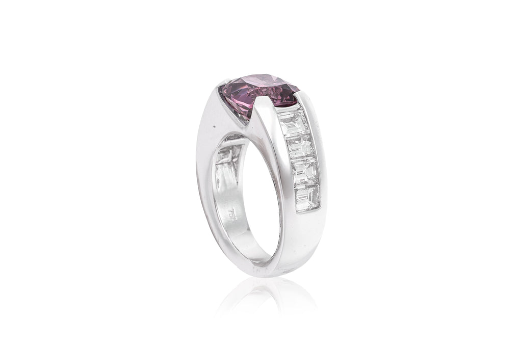 A SPINEL AND DIAMOND RING