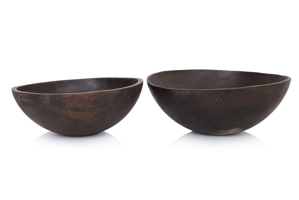 A GRADUATED PAIR OF LARGE WOODEN BOWLS BY CALVIN KLEIN