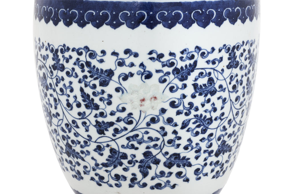 A LARGE BLUE WHITE AND RED UNDERGLAZE PORCELAIN VASE