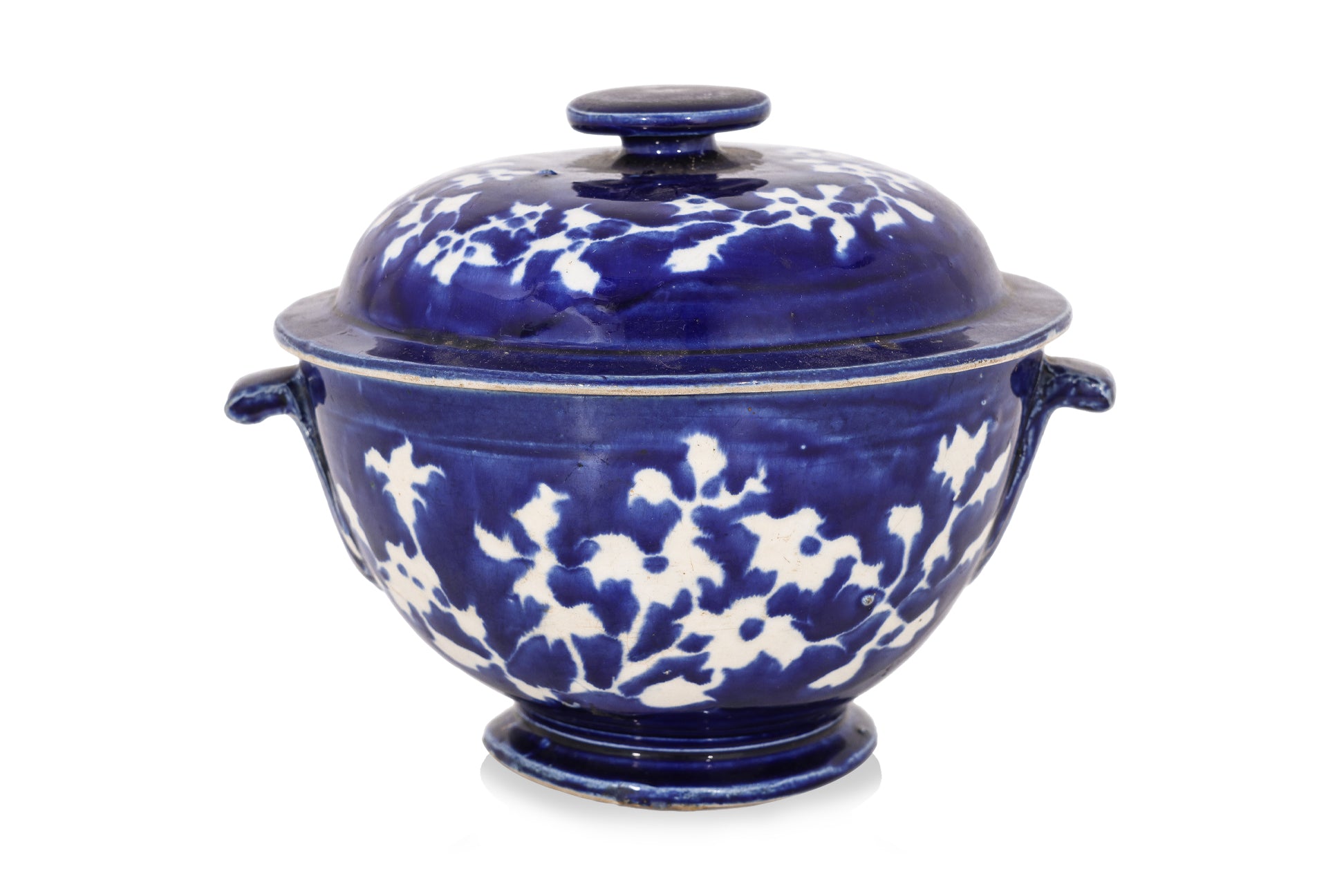 A BLUE AND WHITE BOWL AND COVER