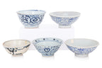 A GROUP OF 18 BLUE AND WHITE CERAMICS