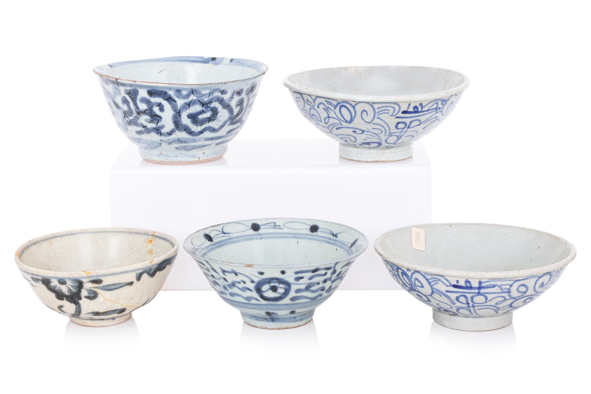 A GROUP OF 18 BLUE AND WHITE CERAMICS