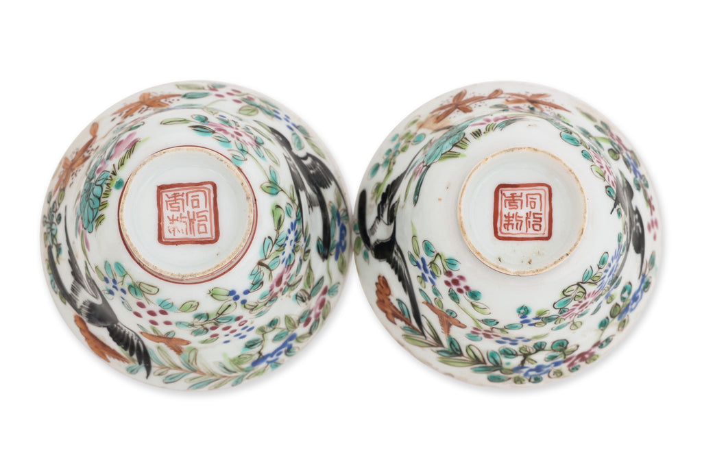 A GROUP OF FIVE FAMILLE ROSE 'MAGPIE' TEA BOWLS
