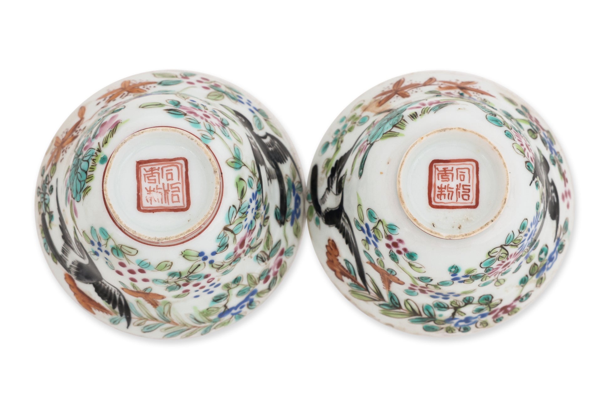 A GROUP OF FIVE FAMILLE ROSE 'MAGPIE' TEA BOWLS
