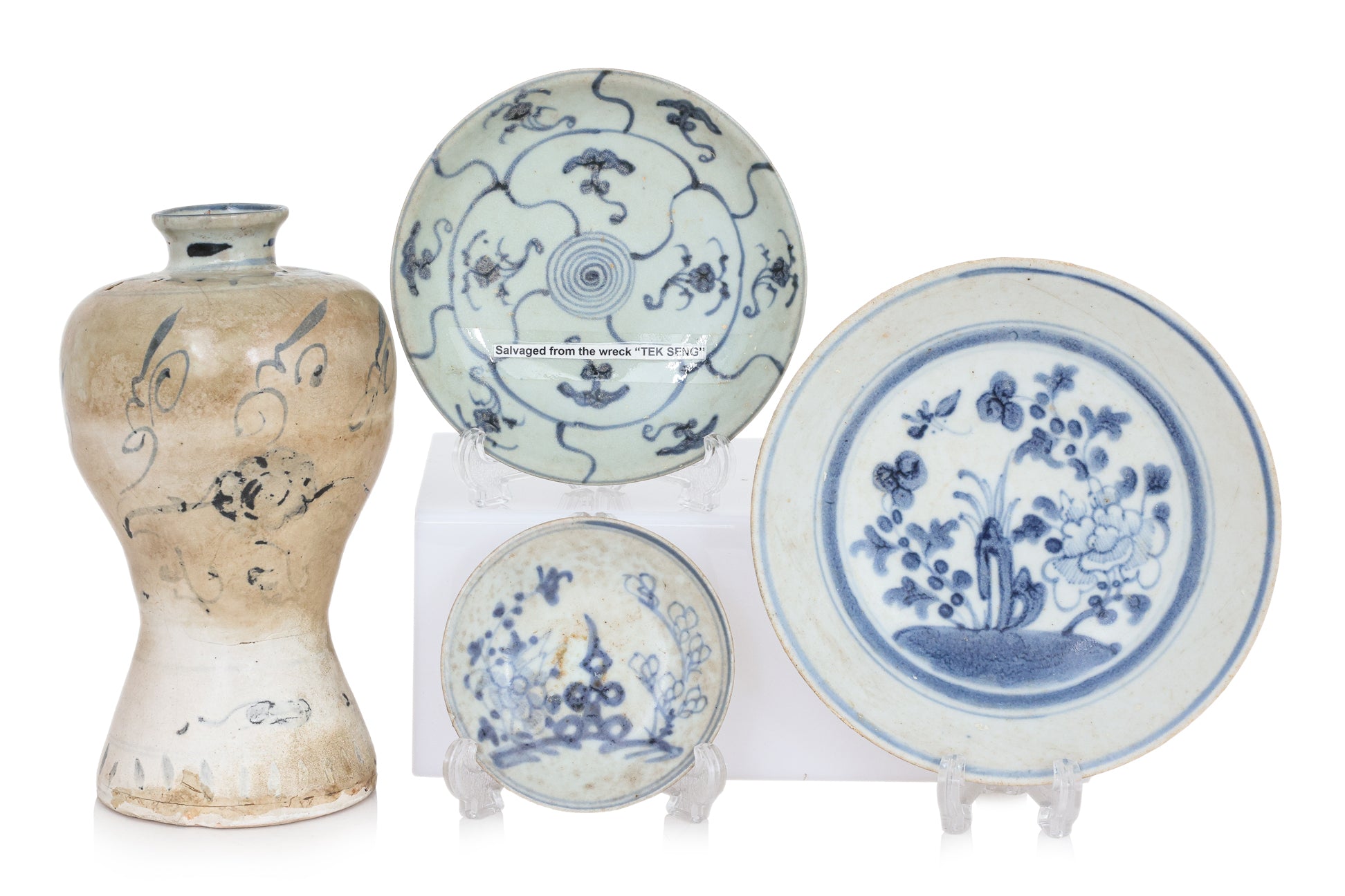 A GROUP OF FOUR BLUE AND WHITE WARES