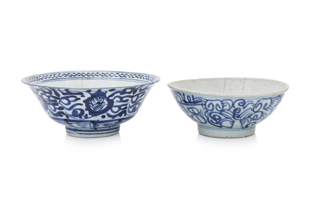 A GROUP OF BLUE AND WHITE BOWLS, JARS AND TEA CUPS