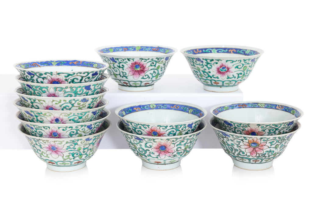 A SET OF 12 FAMILLE ROSE LOTUS DECORATED BOWLS