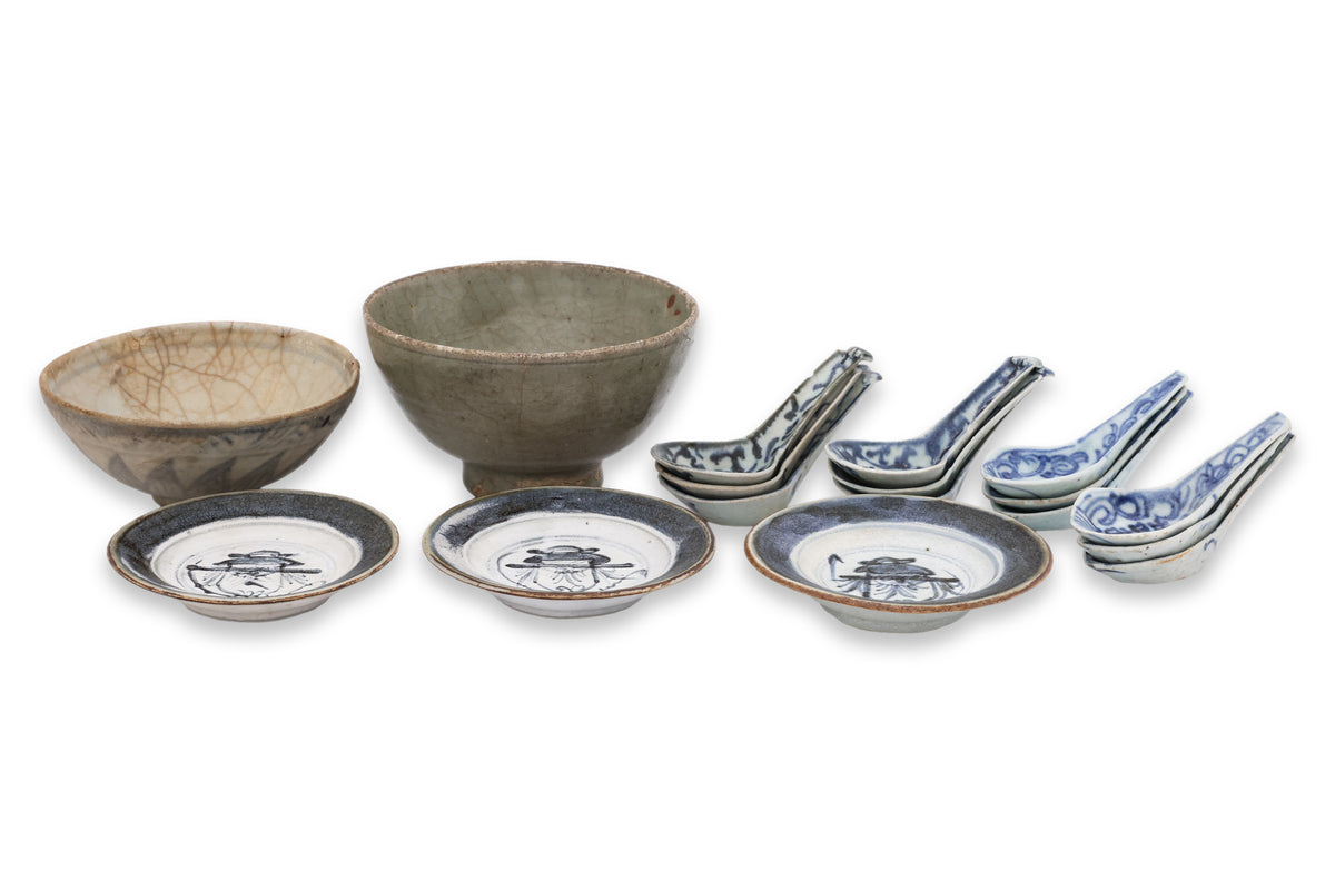 A GROUP OF PORCELAIN BOWLS, DISHES AND SOUP SPOONS