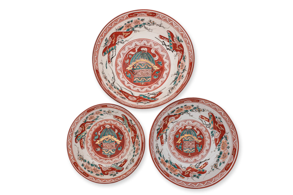 A GRADUATED SET OF THREE KUTANI BOWLS