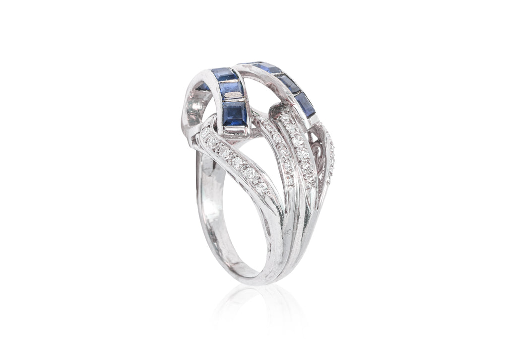 A SAPPHIRE AND DIAMOND RING