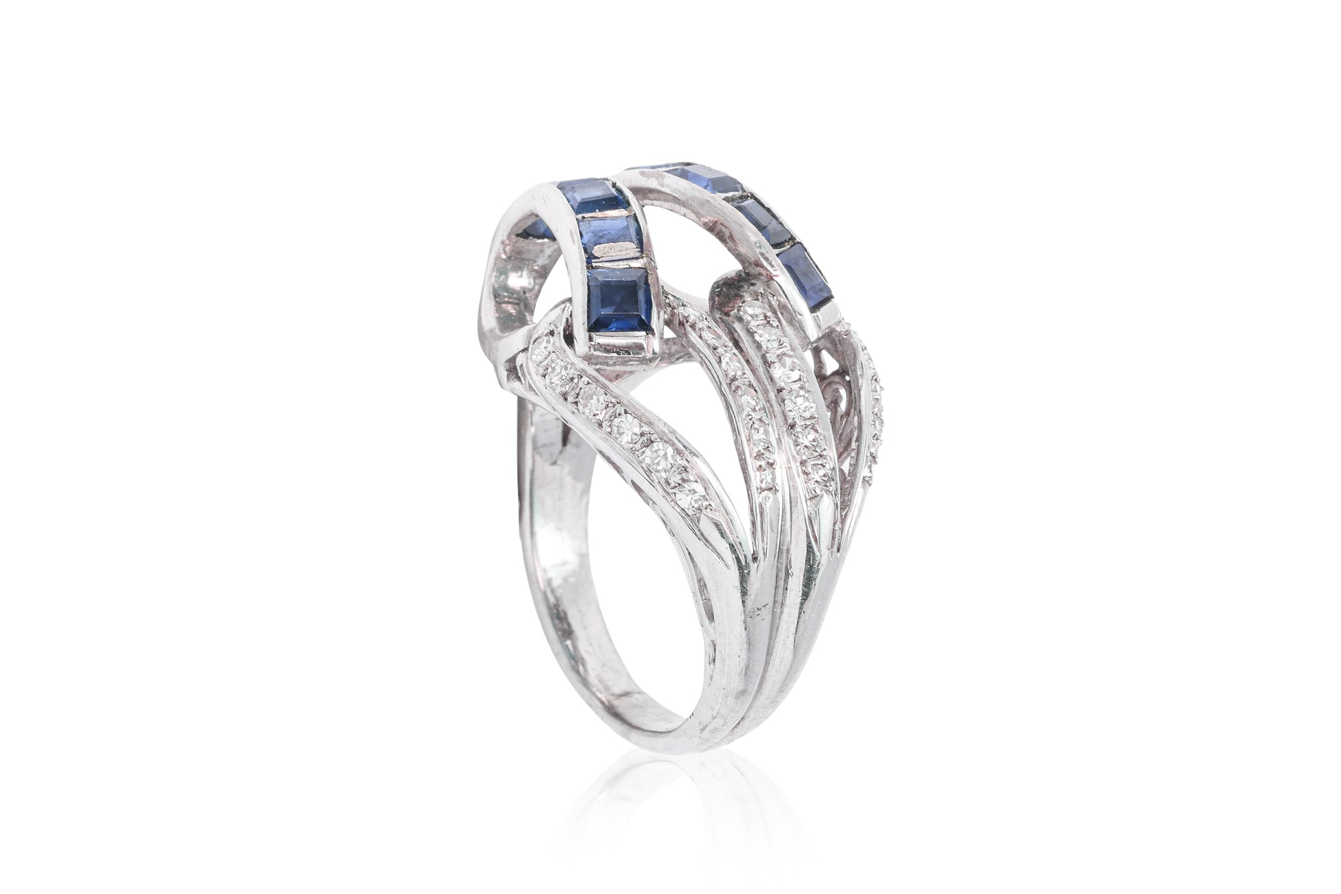 A SAPPHIRE AND DIAMOND RING