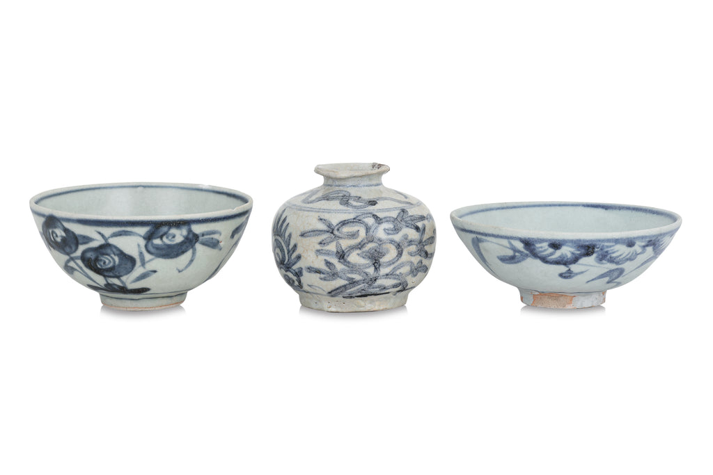A GROUP OF SIX BLUE AND WHITE WARES