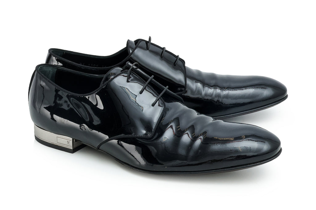 LOUIS VUITTON - A PAIR OF BLACK PATENT LEATHER LACE-UP DRESS SHOES