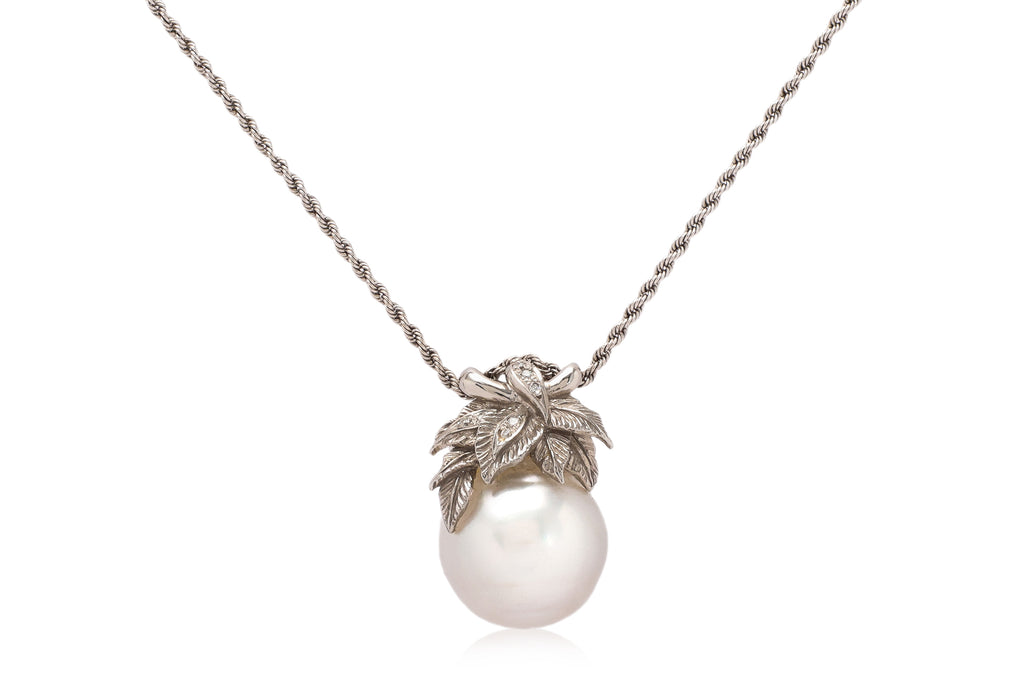A SOUTH SEA CULTURED PEARL PENDANT ON CHAIN